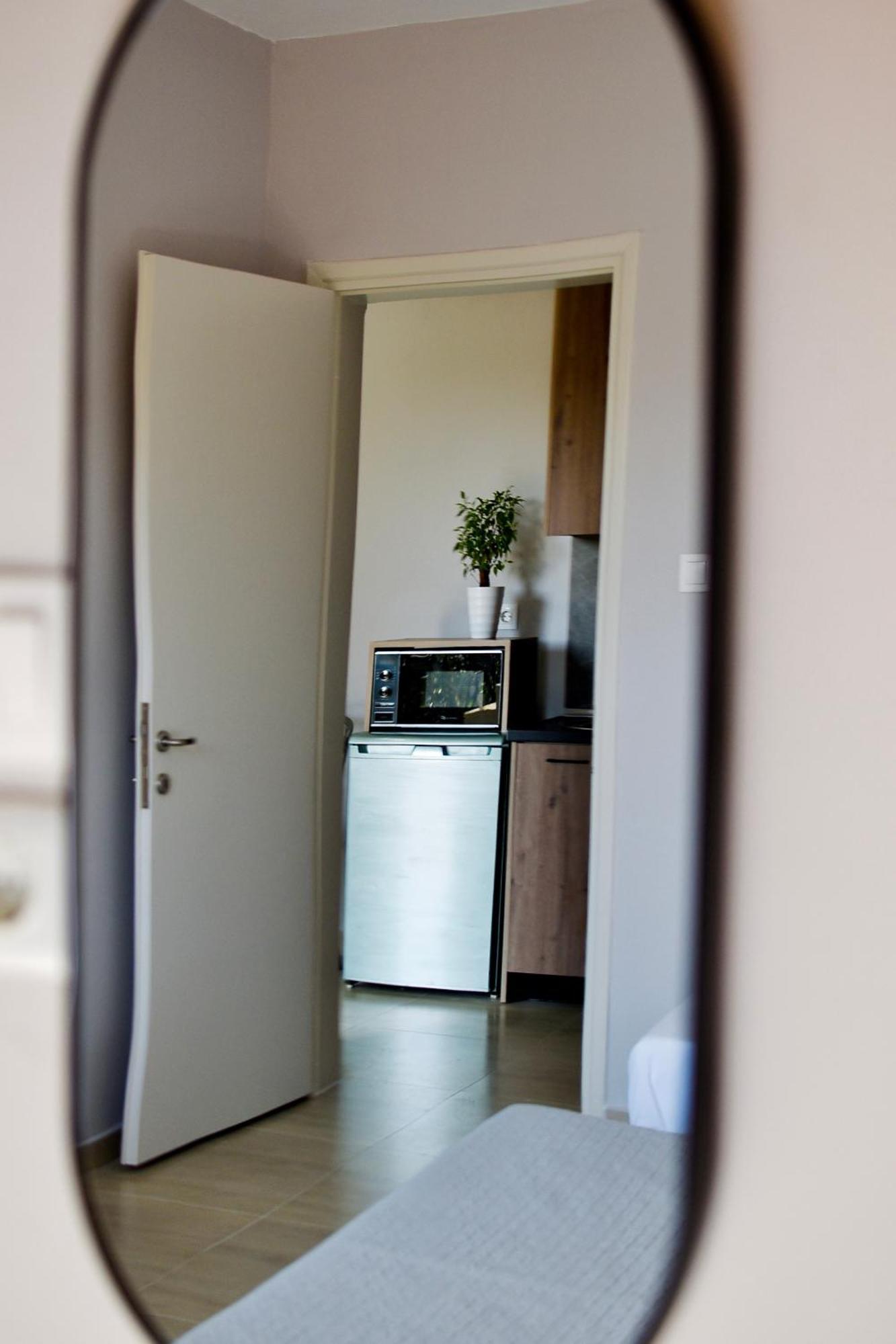 Room Nine 9 Beachfront Apartments Nea Kallikrateia Екстер'єр фото