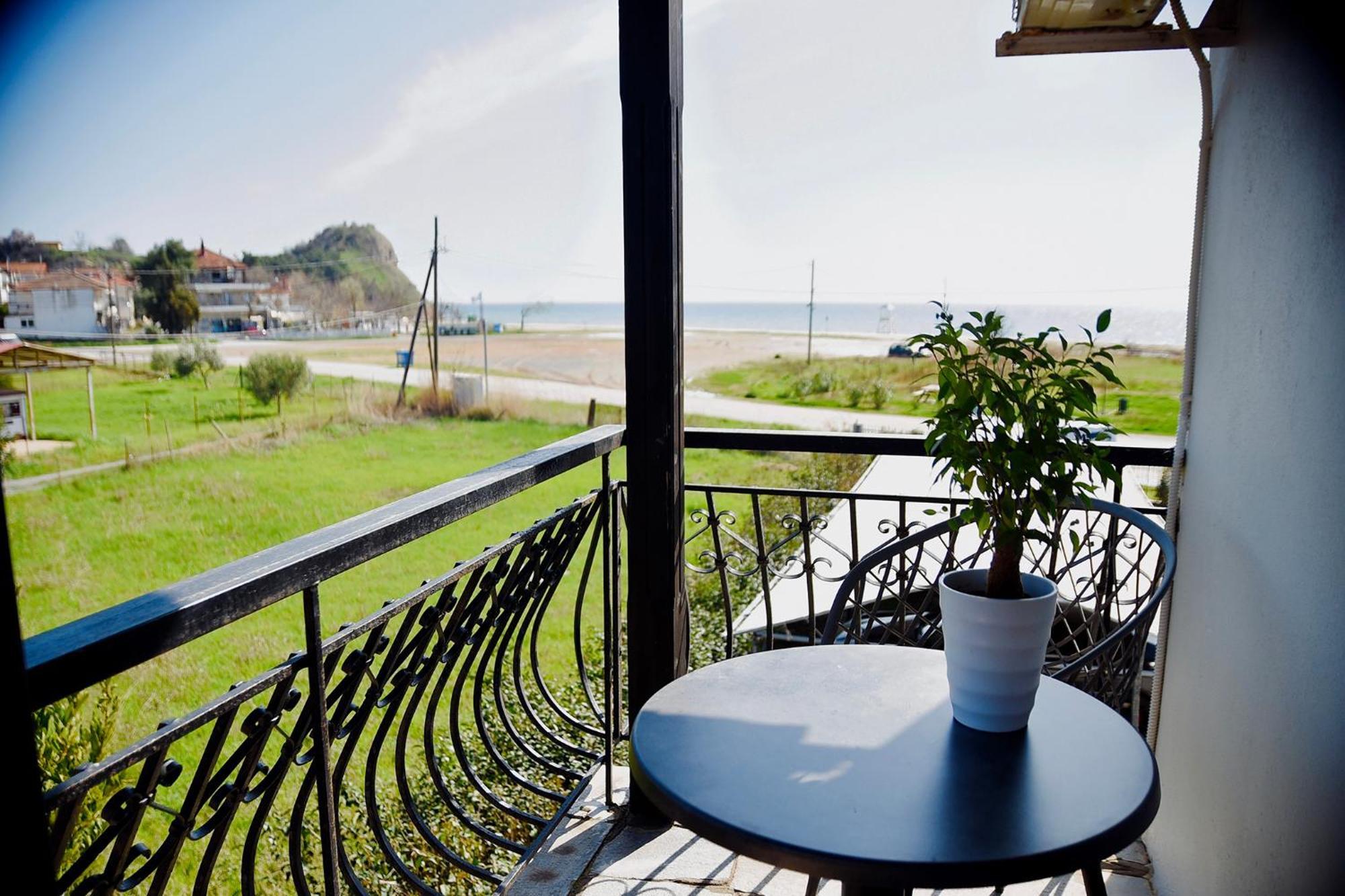 Room Nine 9 Beachfront Apartments Nea Kallikrateia Екстер'єр фото