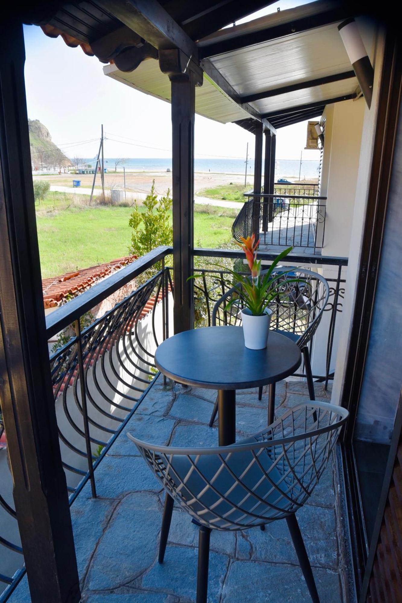 Room Nine 9 Beachfront Apartments Nea Kallikrateia Екстер'єр фото