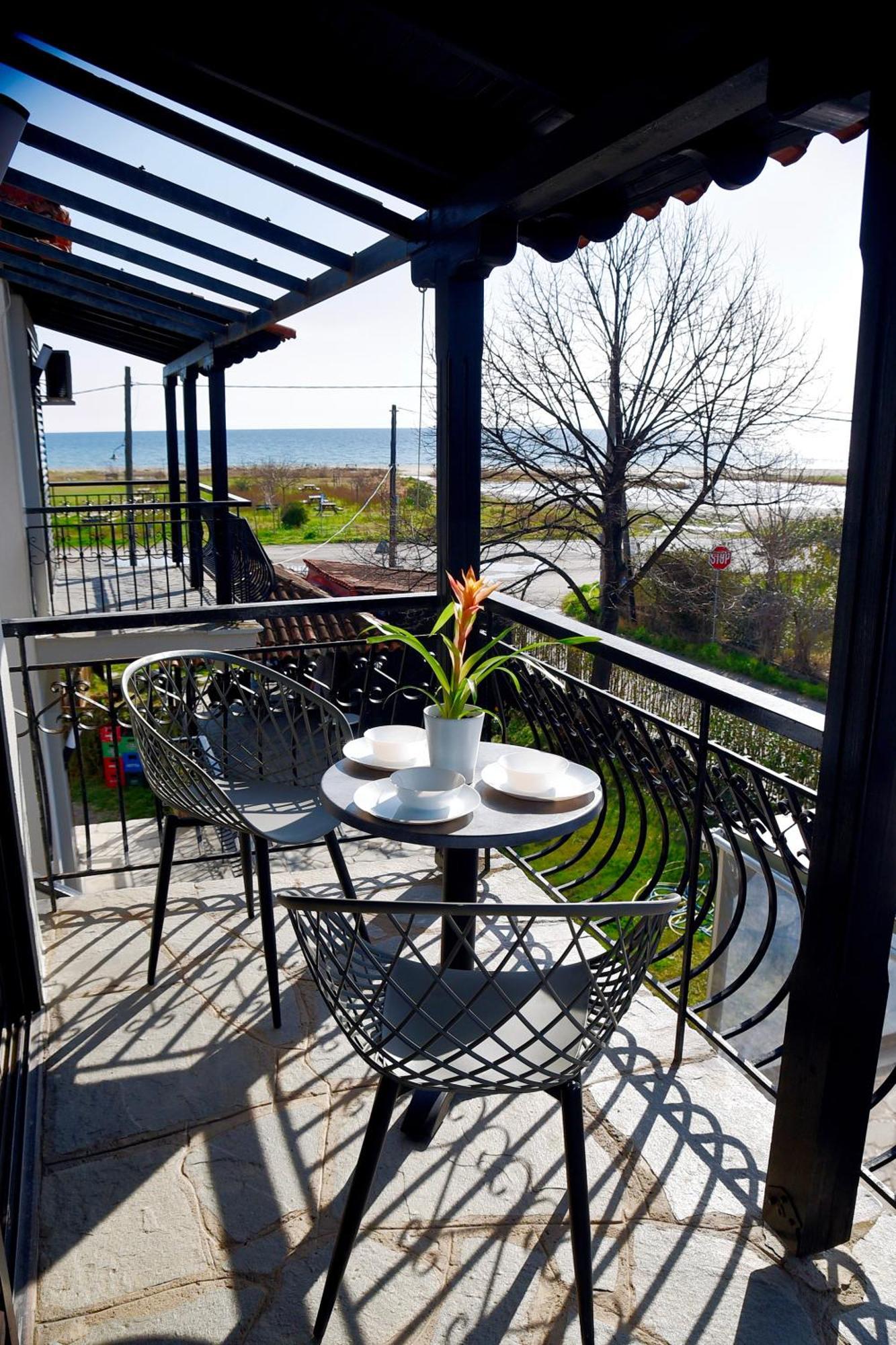 Room Nine 9 Beachfront Apartments Nea Kallikrateia Екстер'єр фото