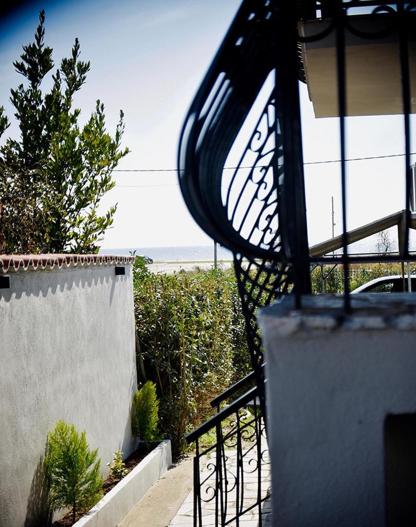 Room Nine 9 Beachfront Apartments Nea Kallikrateia Екстер'єр фото