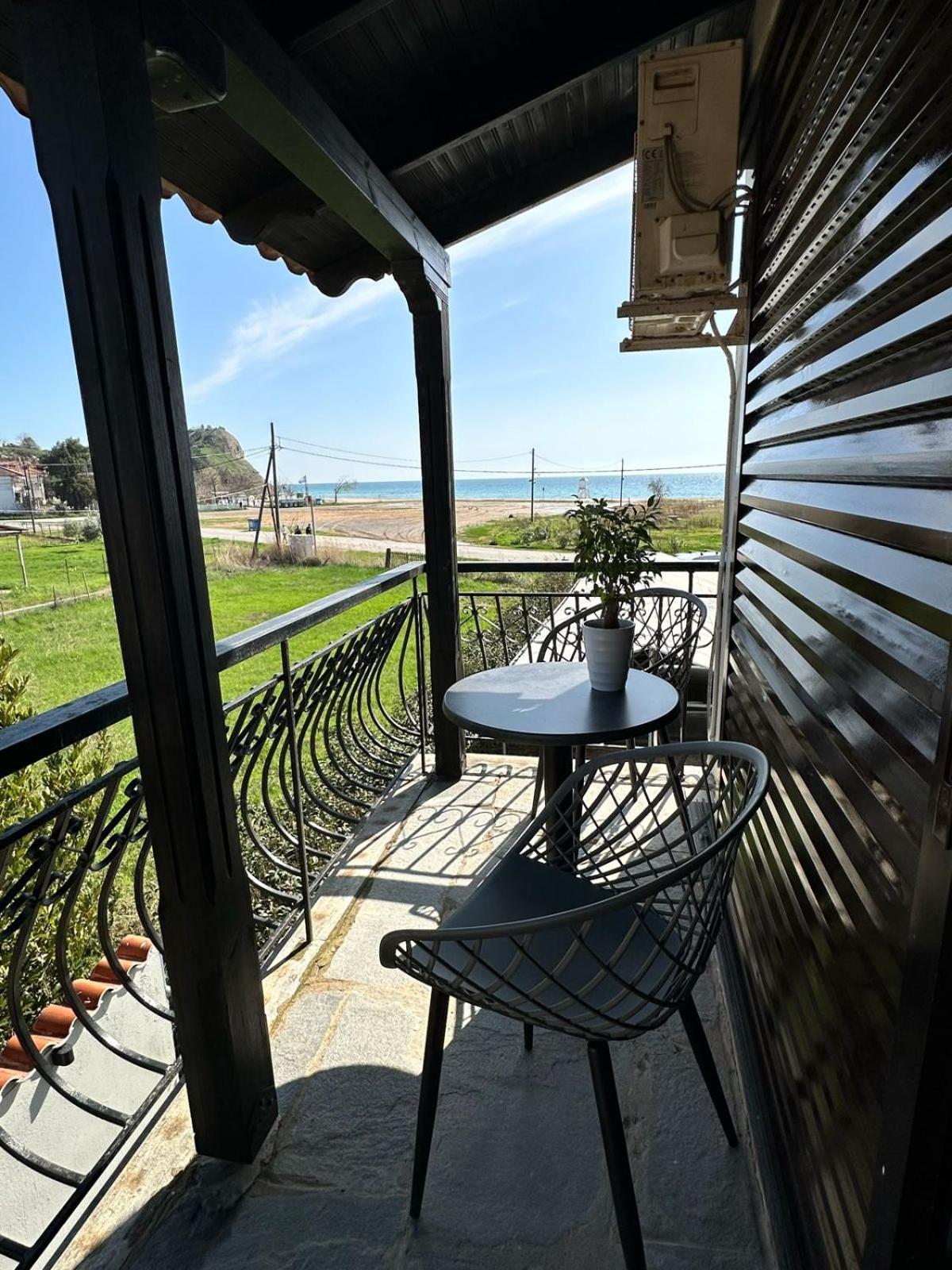 Room Nine 9 Beachfront Apartments Nea Kallikrateia Екстер'єр фото